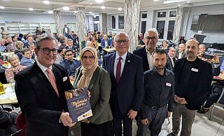 Bürgermeister Michael Dreier (v. l.), Professorin Naciye Kamcili-Yildiz, stellvertretender Landrat Hans-Bernd Janzen, Schura-Vorsitzender Emin Özel, Noorzai Rajab und Freidoon Mahmodyar von der gastgebenden Afghanisch-Islamischen Gemeinde beim diesjährigen Neujahrsempfang der Muslime. - Birger Berbüsse Bürgermeister Michael Dreier (v. l.), Professorin Naciye Kamcili-Yildiz, stellvertretender Landrat Hans-Bernd Janzen, Schura-Vorsitzender Emin Özel, Noorzai Rajab und Freidoon Mahmodyar von der gastgebenden Afghanisch-Islamischen Gemeinde beim diesjährigen Neujahrsempfang der Muslime. - Birger Berbüsse