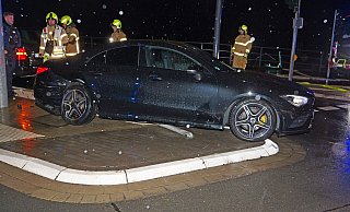 Beim Zusammenstoß zweier Pkw im Bereich der Kreuzung Bahnhofstraße mit dem Frankfurter Weg und dem Heinz-Nixdorf-Ring wurden am späten Samstagabend alle drei Insassen verletzt. - Ralph Meyer Beim Zusammenstoß zweier Pkw im Bereich der Kreuzung Bahnhofstraße mit dem Frankfurter Weg und dem Heinz-Nixdorf-Ring wurden am späten Samstagabend alle drei Insassen verletzt. - Ralph Meyer