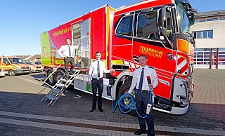 Mirco Westbomke (v. l.), Christian Nienaber und Marius Ulrich stellen den neuen Gerätewagen Logistik an der Feuer- und Rettungswache Süd vor. Das 713.000 Euro teure Fahrzeug ist der erste vollelektrische Lastwagen der Feuerwehr Paderborn und wird vor allem bei der Fahrschulausbildung der Feuerwehr eingesetzt. - Ralph Meyer Mirco Westbomke (v. l.), Christian Nienaber und Marius Ulrich stellen den neuen Gerätewagen Logistik an der Feuer- und Rettungswache Süd vor. Das 713.000 Euro teure Fahrzeug ist der erste vollelektrische Lastwagen der Feuerwehr Paderborn und wird vor allem bei der Fahrschulausbildung der Feuerwehr eingesetzt. - Ralph Meyer