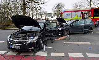 Der Fahrer des Kia Cee'd (vorne) wird bei dem Zusammenstoß mit dem VW Passat schwer verletzt. - Ralph Meyer Der Fahrer des Kia Cee'd (vorne) wird bei dem Zusammenstoß mit dem VW Passat schwer verletzt. - Ralph Meyer