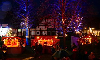 Der Weihnachtsmarkt in Levern zieht auch viele Menschen aus der Umgebung an, die von der besonderen Stimmung schwärmen. - Sonja Vollmer Der Weihnachtsmarkt in Levern zieht auch viele Menschen aus der Umgebung an, die von der besonderen Stimmung schwärmen. - Sonja Vollmer