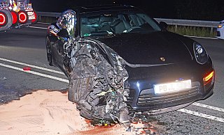 Der Porschefahrer hatte noch versucht dem entgegenkommenden Corsa auf der B1 bei Paderborn auszuweichen - Ralph Meyer Der Porschefahrer hatte noch versucht dem entgegenkommenden Corsa auf der B1 bei Paderborn auszuweichen - Ralph Meyer