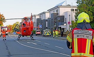 Landung auf der Neuhäuser Straße in Paderborn: Der schwer Brandverletzte wurde zunächst per Hubschrauber nach Bielefeld gebracht und von dort in eine Spezialklinik verlegt. - Ralph Meyer Landung auf der Neuhäuser Straße in Paderborn: Der schwer Brandverletzte wurde zunächst per Hubschrauber nach Bielefeld gebracht und von dort in eine Spezialklinik verlegt. - Ralph Meyer