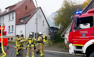 Knapp 30 Einsatzkräfte aller drei Altenbekener Löschzüge löschten den brennenden Anbau eines Wohnhauses in der Straße Untere Sage. - Ralph Meyer Knapp 30 Einsatzkräfte aller drei Altenbekener Löschzüge löschten den brennenden Anbau eines Wohnhauses in der Straße Untere Sage. - Ralph Meyer
