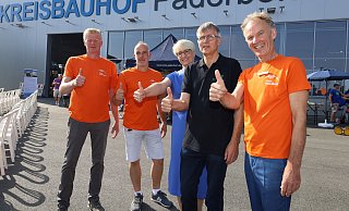 Den Startschuss für die große Veranstaltung geben (v. l.) der stellvertretende Leiter des Kreisstraßenbauamts Frank Albers, der Sachgebietsleiter Bauhof und Unterhaltung, Timm Rosenthal, die Kreisjugend- und Schuldezernentin Annette Mühlenhoff, der Technische Dezernent und AVE-Betriebsleiter Martin Hübner und der Leiter des Kreisstraßenbauamts Michael Rüngeler. - Regina Brucksch Den Startschuss für die große Veranstaltung geben (v. l.) der stellvertretende Leiter des Kreisstraßenbauamts Frank Albers, der Sachgebietsleiter Bauhof und Unterhaltung, Timm Rosenthal, die Kreisjugend- und Schuldezernentin Annette Mühlenhoff, der Technische Dezernent und AVE-Betriebsleiter Martin Hübner und der Leiter des Kreisstraßenbauamts Michael Rüngeler. - Regina Brucksch