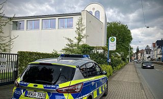 Die Polizei schützt die Bielefelder Synagoge an der Detmolder Straße mit einem Streifenwagen. - Jens Reichenbach Die Polizei schützt die Bielefelder Synagoge an der Detmolder Straße mit einem Streifenwagen. - Jens Reichenbach
