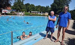 Die beiden Schwimmmeister Frank Dünker (r.) und Reiner Dubbert haben das Becken im Blick. Auch Martina Sommerer und ihre Tochter Liv suchen hier gerade Abkühlung. - Mareike Patock Die beiden Schwimmmeister Frank Dünker (r.) und Reiner Dubbert haben das Becken im Blick. Auch Martina Sommerer und ihre Tochter Liv suchen hier gerade Abkühlung. - Mareike Patock