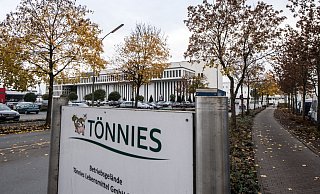 Etwa zwei Monate, nachdem die Tönnies-Unternehmensgruppe ihr eigenes Labor für Corona-Tests angeboten hat, wurden mehr als 400 Mitarbeiter des Fleischkonzerns positiv auf das Coronavirus getestet. - Symbolbild/Picture Alliance Etwa zwei Monate, nachdem die Tönnies-Unternehmensgruppe ihr eigenes Labor für Corona-Tests angeboten hat, wurden mehr als 400 Mitarbeiter des Fleischkonzerns positiv auf das Coronavirus getestet. - Symbolbild/Picture Alliance