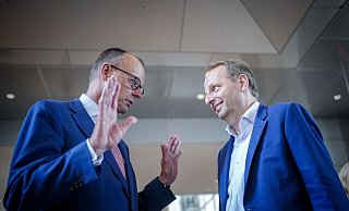 CDU-Chef Friedrich Merz gratuliert seinem Parteikollegen Thomas Heilmann. Der Bundestagsabgeordnete hatte den Antrag auf eine einstweilige Anordnung gestellt. - Kay Nietfeld/dpa CDU-Chef Friedrich Merz gratuliert seinem Parteikollegen Thomas Heilmann. Der Bundestagsabgeordnete hatte den Antrag auf eine einstweilige Anordnung gestellt. - Kay Nietfeld/dpa