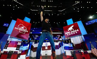 Kid Rock tut beim Parteitag der Republikaner seine Unterstützung für Trump kund - musikalisch. - Paul Sancya/AP/dpa Kid Rock tut beim Parteitag der Republikaner seine Unterstützung für Trump kund - musikalisch. - Paul Sancya/AP/dpa