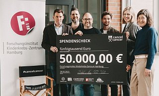 50.000 Euro für die Kinderkrebsforschung. Darüber freuen sich: Prof. Dr. Ulrich Schüller (Forscher), die Initiatoren Manuel Mohnke, Timo Wentzel und Daniel Littau, Wiebke E. Cramer (Forschungsinstitut Kinderkrebs-Zentrum Hamburg) sowie Susanne Baller (Stiftung Stern). - Camcore 50.000 Euro für die Kinderkrebsforschung. Darüber freuen sich: Prof. Dr. Ulrich Schüller (Forscher), die Initiatoren Manuel Mohnke, Timo Wentzel und Daniel Littau, Wiebke E. Cramer (Forschungsinstitut Kinderkrebs-Zentrum Hamburg) sowie Susanne Baller (Stiftung Stern). - Camcore