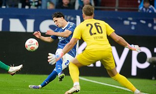 Der starke Schalker El-Faouzi scheitert knapp. - Bernd Thissen/dpa Der starke Schalker El-Faouzi scheitert knapp. - Bernd Thissen/dpa