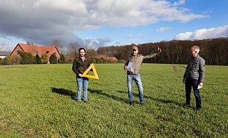 Der Vlothoer Landwirt Hendrik Halewat, sein Elverdisser Kollege Rainer Bohnenkamp und Hermann Dedert als Vorsitzender des Landwirtschaftlichen Kreisverbandes Herford-Bielefeld stehen auf deinem Acker, der womöglich in einigen Jahren von der neuen ICE-Trasse durchschnitten wird. - FRANK-MICHAEL KIEL-STEINKAMP Der Vlothoer Landwirt Hendrik Halewat, sein Elverdisser Kollege Rainer Bohnenkamp und Hermann Dedert als Vorsitzender des Landwirtschaftlichen Kreisverbandes Herford-Bielefeld stehen auf deinem Acker, der womöglich in einigen Jahren von der neuen ICE-Trasse durchschnitten wird. - FRANK-MICHAEL KIEL-STEINKAMP