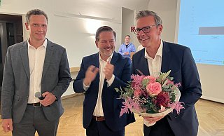Gewinner Andreas Sunder (r.) freut sich über Blumen vom Beigordneten Florian Kopp (l.) und erhält auch Applaus vom unterlegenen Gegenkandidaten Marco Talarico (CDU). - Matthias Gans Gewinner Andreas Sunder (r.) freut sich über Blumen vom Beigordneten Florian Kopp (l.) und erhält auch Applaus vom unterlegenen Gegenkandidaten Marco Talarico (CDU). - Matthias Gans