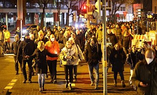 Ohne Genehmigung ziehen die Demo-Teilnehmer durch die Stadt. - NW Ohne Genehmigung ziehen die Demo-Teilnehmer durch die Stadt. - NW
