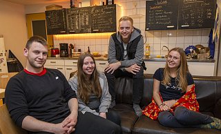 Julian (v.l.), Lena, Henner und Marlene leben gemeinsam in einer WG. - Niklas Tüns Julian (v.l.), Lena, Henner und Marlene leben gemeinsam in einer WG. - Niklas Tüns
