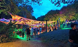 Aus dem Mainfloor bei "Hai in den Mai" in Stemwede tanzten die Festival-Besucher zu Trance und Goa bekannter Djs. - Kerstin Tirre Aus dem Mainfloor bei "Hai in den Mai" in Stemwede tanzten die Festival-Besucher zu Trance und Goa bekannter Djs. - Kerstin Tirre
