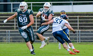 Bulldogs-Spieler Rafael Regehr versucht mit dem Ball zu laufen. Quentin Drepper hat links schon den Gegner im Visier. - Andreas Zobe Bulldogs-Spieler Rafael Regehr versucht mit dem Ball zu laufen. Quentin Drepper hat links schon den Gegner im Visier. - Andreas Zobe
