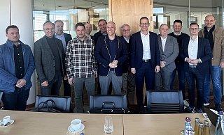 Ein Teil der Gesellschafter war beim Notartermin vor Ort. Es engagieren sich (v. l.) Steffen Benslips, Robin Stork, Bernd Häger, Daniel Fingerhut, Maurice Eschweiler, Andreas Schmidt, Oliver Pott, Manfred Kesselmeier, Christoph Plass, Markus Frese, Philipp Hoffmann, Tobias Hindermann und Markus Schulte. - Skyhub PAD Ein Teil der Gesellschafter war beim Notartermin vor Ort. Es engagieren sich (v. l.) Steffen Benslips, Robin Stork, Bernd Häger, Daniel Fingerhut, Maurice Eschweiler, Andreas Schmidt, Oliver Pott, Manfred Kesselmeier, Christoph Plass, Markus Frese, Philipp Hoffmann, Tobias Hindermann und Markus Schulte. - Skyhub PAD