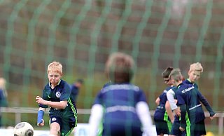 Mit Kontakt nur draußen: Fußballtraining mit bis zu zehn Spielern. Foto: Egon Bieber - Egon Bieber Mit Kontakt nur draußen: Fußballtraining mit bis zu zehn Spielern. Foto: Egon Bieber - Egon Bieber