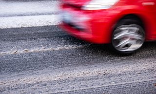 Verkehrsteilnehmer sollten sich auf leichten Schneefall am Wochenende einstellen. - picture alliance/dpa Verkehrsteilnehmer sollten sich auf leichten Schneefall am Wochenende einstellen. - picture alliance/dpa