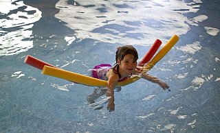 Schwimmkurse im Werburger Waldbad fallen bis Ende der Saison aus. Da europaweit Gas gespart werden muss, ist auch das Blockheizkraftwerk in Spenge abgeschaltet. Damit ist das Wasser im Nichtschwimmer mit 22 Grad zu kalt. - Symbolbild Pixabay Schwimmkurse im Werburger Waldbad fallen bis Ende der Saison aus. Da europaweit Gas gespart werden muss, ist auch das Blockheizkraftwerk in Spenge abgeschaltet. Damit ist das Wasser im Nichtschwimmer mit 22 Grad zu kalt. - Symbolbild Pixabay