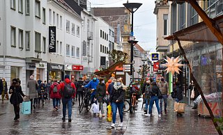 Nicht übermäßig voll - keine Schlangen vor den Geschäften: Am Montagvormittag ist es vor dem Lockdown relativ ruhig in der Innenstadt. - Sara Mattana Nicht übermäßig voll - keine Schlangen vor den Geschäften: Am Montagvormittag ist es vor dem Lockdown relativ ruhig in der Innenstadt. - Sara Mattana