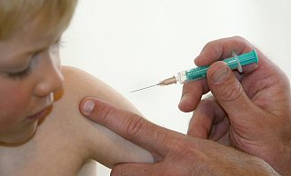 Ein Kinderarzt impft einen kleinen Jungen. - picture alliance / Karl-Josef Hildenbrand/dpa Ein Kinderarzt impft einen kleinen Jungen. - picture alliance / Karl-Josef Hildenbrand/dpa