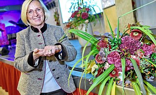 Landfrauen-Chefin Petra Bentkämper hat ihn, den Frauenpreis-Ring - sie ist die fünfte Preisträgerin. - Barbara Franke Landfrauen-Chefin Petra Bentkämper hat ihn, den Frauenpreis-Ring - sie ist die fünfte Preisträgerin. - Barbara Franke