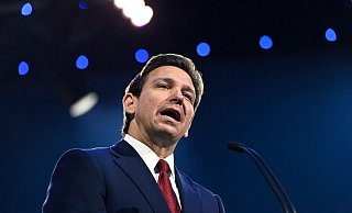 Floridas Gouverneur Ron DeSantis spricht während einer Festveranstaltung. - Paige Dingler/The News & Advance/AP/dpa Floridas Gouverneur Ron DeSantis spricht während einer Festveranstaltung. - Paige Dingler/The News & Advance/AP/dpa