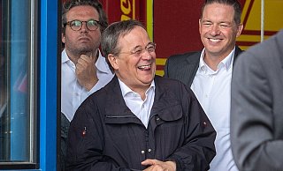 rmin Laschet (CDU), Ministerpräsident von Nordrhein-Westfalen, lacht während Bundespräsident Steinmeier ein Pressestatement gibt. - dpa rmin Laschet (CDU), Ministerpräsident von Nordrhein-Westfalen, lacht während Bundespräsident Steinmeier ein Pressestatement gibt. - dpa