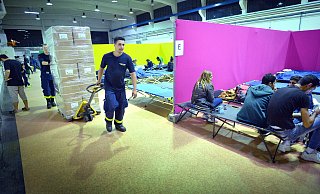 Gesperrt: Der Alltag in der Notunterkunft an der Duisburger Straße geht ganz normal weiter. Es zieht nur keiner mehr ein oder aus. - Andreas Frücht Gesperrt: Der Alltag in der Notunterkunft an der Duisburger Straße geht ganz normal weiter. Es zieht nur keiner mehr ein oder aus. - Andreas Frücht