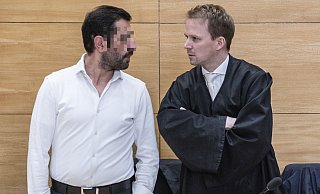 Der Angeklagte, Hüseyin A. (34), neben seinem Strafverteidiger, Tobias Diedrich (r.) aus Bad Oeynhausen. - Jörg Dieckmann Der Angeklagte, Hüseyin A. (34), neben seinem Strafverteidiger, Tobias Diedrich (r.) aus Bad Oeynhausen. - Jörg Dieckmann