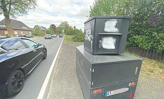 Jetzt hat es auch den neuen Blitzer der Stadt ereilt: Das Gerät, das aktuell an der Spexarder Straße steht, wurde mit Farbe beschmiert. - privat Jetzt hat es auch den neuen Blitzer der Stadt ereilt: Das Gerät, das aktuell an der Spexarder Straße steht, wurde mit Farbe beschmiert. - privat