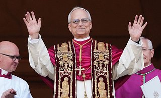 Der neu gewählte Papst Leo XIV., der US-Amerikaner Robert Prevost, winkt nach dem Konklave auf dem Balkon des Petersdoms im Vatikan. - Alessandra Tarantino/AP/dpa Der neu gewählte Papst Leo XIV., der US-Amerikaner Robert Prevost, winkt nach dem Konklave auf dem Balkon des Petersdoms im Vatikan. - Alessandra Tarantino/AP/dpa