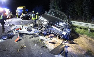 Der Unfall sorgt für ein Trümmerfeld auf der A33 im Kreis Paderborn. - Feuerwehr Bad Wünnenberg Der Unfall sorgt für ein Trümmerfeld auf der A33 im Kreis Paderborn. - Feuerwehr Bad Wünnenberg