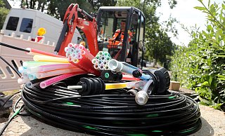 Bunte Internet-Zukunft: Mit den neuen Glasfaserkabeln soll das Netz in Bielefeld auch in entlegenen Stadtteilen besser werden. - Wolfgang Rudolf Bunte Internet-Zukunft: Mit den neuen Glasfaserkabeln soll das Netz in Bielefeld auch in entlegenen Stadtteilen besser werden. - Wolfgang Rudolf