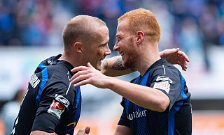Sven Michel (l.) und Sebastian Vasiliadis sollten das Pokalspiel in Wiedenbrück nicht unbeschadet überstehen. Beide SCP-Akteure sollte aber am Sonntag in Kiel einsatzbereit sein, wenngleich hinter Vasiliadis noch ein kleines Fragezeichen steht. - picture alliance Sven Michel (l.) und Sebastian Vasiliadis sollten das Pokalspiel in Wiedenbrück nicht unbeschadet überstehen. Beide SCP-Akteure sollte aber am Sonntag in Kiel einsatzbereit sein, wenngleich hinter Vasiliadis noch ein kleines Fragezeichen steht. - picture alliance