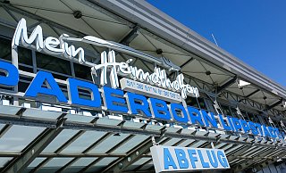 Am Flughafen Paderborn/Lippstadt in Ahden verlor ein Fluggast die Geduld als sich eine Schranke nicht öffnete. - Uwe Müller Am Flughafen Paderborn/Lippstadt in Ahden verlor ein Fluggast die Geduld als sich eine Schranke nicht öffnete. - Uwe Müller