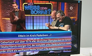 Viel Spaß hatten Moderator Kai Pflaume und das Rateduo Frank Rosin und Elton bei der Quizfrage über das Dorf Etteln aus dem Kreis Paderborn. - Uwe Müller Viel Spaß hatten Moderator Kai Pflaume und das Rateduo Frank Rosin und Elton bei der Quizfrage über das Dorf Etteln aus dem Kreis Paderborn. - Uwe Müller