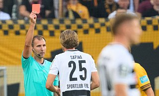 Entscheidende Szene: Vinko Sapina bekommt von Schiedsrichter Florian Heft die Rote Karte gezeigt. - picture alliance Entscheidende Szene: Vinko Sapina bekommt von Schiedsrichter Florian Heft die Rote Karte gezeigt. - picture alliance
