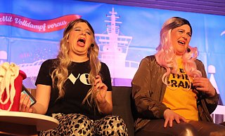 Die Influencerinnen (Louisa Detlefsen/l. und Alex Lütkemeier) beklagen den Klimawandel. Auf ihre ganz spezielle Art und Weise. - Sigurd Gringel Die Influencerinnen (Louisa Detlefsen/l. und Alex Lütkemeier) beklagen den Klimawandel. Auf ihre ganz spezielle Art und Weise. - Sigurd Gringel