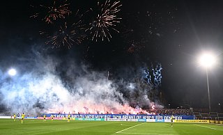 Beim Punktspiel Ende Januar gegen Borussia Dortmund II verbrennen die Fans von Arminia Bielefeld haufenweise Pyrotechnik. - Teresa Kröger Beim Punktspiel Ende Januar gegen Borussia Dortmund II verbrennen die Fans von Arminia Bielefeld haufenweise Pyrotechnik. - Teresa Kröger