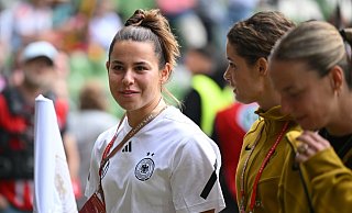 Lena Oberdorf (l) schafft es nach langer Verletzungspause nicht mehr zur EM. - Carmen Jaspersen/dpa Lena Oberdorf (l) schafft es nach langer Verletzungspause nicht mehr zur EM. - Carmen Jaspersen/dpa