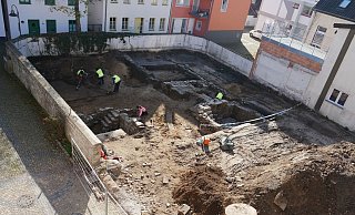 Überblick über die Grabungsfläche in der Ortsmitte von Schloß Neuhaus. - T. Lodemann/EggensteinExca Überblick über die Grabungsfläche in der Ortsmitte von Schloß Neuhaus. - T. Lodemann/EggensteinExca