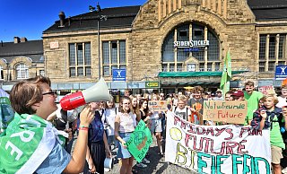 "Die Welt steht in Flammen": Die Protestler versammelten sich am Hauptbahnhof. - Sarah Jonek "Die Welt steht in Flammen": Die Protestler versammelten sich am Hauptbahnhof. - Sarah Jonek