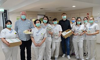 Pfleger des Klinikums freuen sich über Schokolade von Meybona - Klinikum Herford Pfleger des Klinikums freuen sich über Schokolade von Meybona - Klinikum Herford