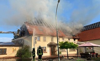 Der Gasthof an der Ortsdurchfahrt in Helmern stand im Vollbrand. - Ralph Meyer Der Gasthof an der Ortsdurchfahrt in Helmern stand im Vollbrand. - Ralph Meyer