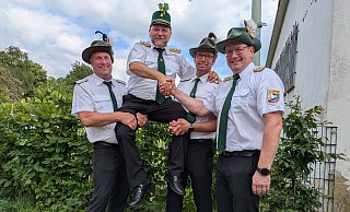 Der neue König Andreas Kirchhoff erhält Gratulationen von Oberst Michael Striewe (r.) sowie den Oberst-Adjutanten Tobias Heggen (l.) und Michael Schäfers (2. v. r.). - Schützenverein Etteln Der neue König Andreas Kirchhoff erhält Gratulationen von Oberst Michael Striewe (r.) sowie den Oberst-Adjutanten Tobias Heggen (l.) und Michael Schäfers (2. v. r.). - Schützenverein Etteln
