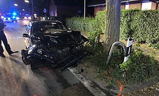 Der Unfall ereignete sich an der Ahmser Straße. - Feuerwehr Herford Der Unfall ereignete sich an der Ahmser Straße. - Feuerwehr Herford